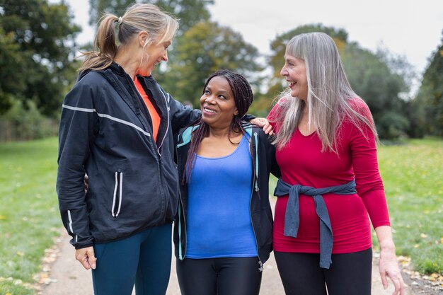 Mulheres sorridentes em tiro médio juntas