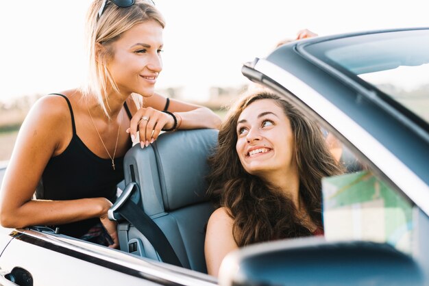 Mulheres, sorrindo, carro