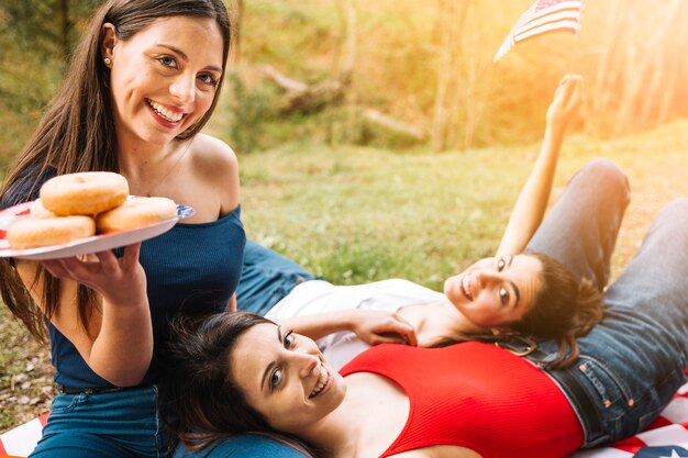 Mulheres, sorrindo, com, lanches