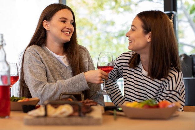 Mulheres sorrindo e se divertindo em uma reunião