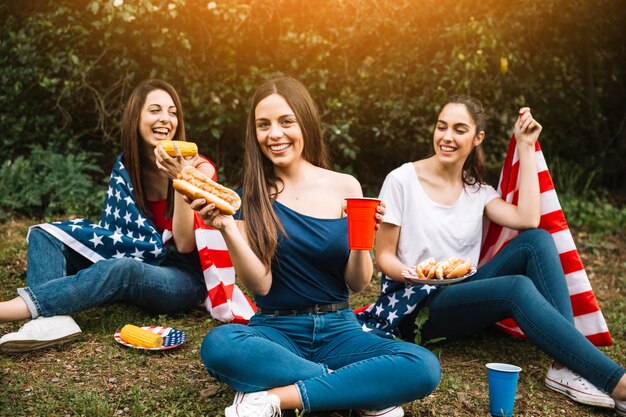 Mulheres, tendo piquenique, parque