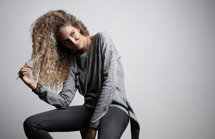 Foto grátis mulheres tocando seu cabelo loiro encaracolado