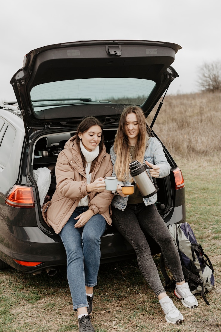 Foto grátis mulheres tomando chá no intervalo de viagem