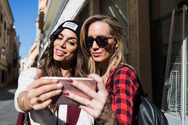 Mulheres tomando selfie na rua antiga