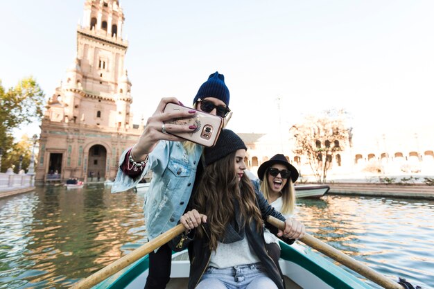 Mulheres tomando selfie no barco