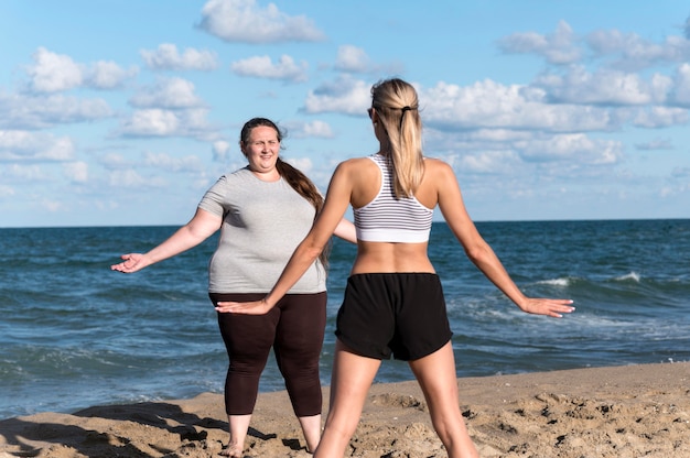 Mulheres treinando juntas ao ar livre