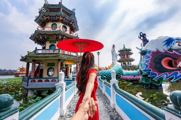 Foto grátis mulheres turistas segurando a mão do homem e levando-o às famosas atrações turísticas de kaohsiung em taiwan.