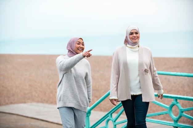 Mulheres usando hijab e se divertindo