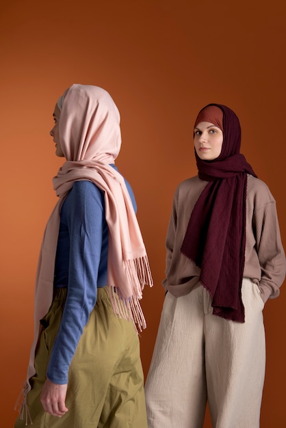 Foto grátis mulheres usando hijab tiro médio