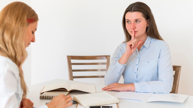 Mulheres usando linguagem de sinais para se comunicar