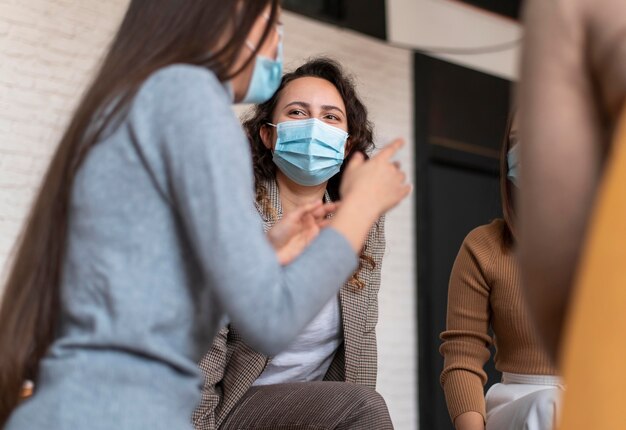 Mulheres usando máscaras na terapia