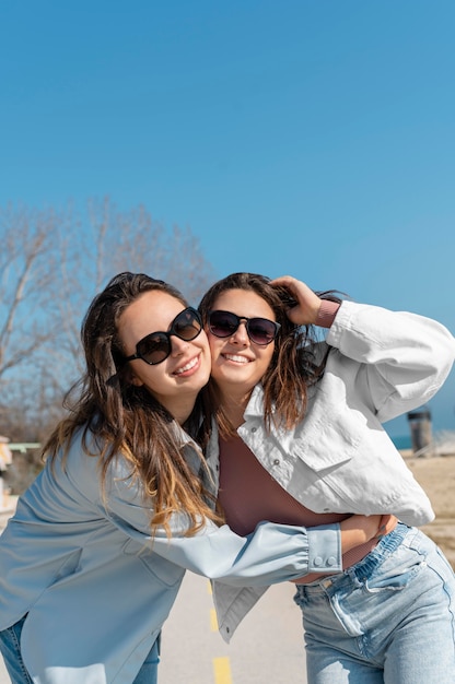 Foto grátis mulheres usando óculos escuros ao ar livre