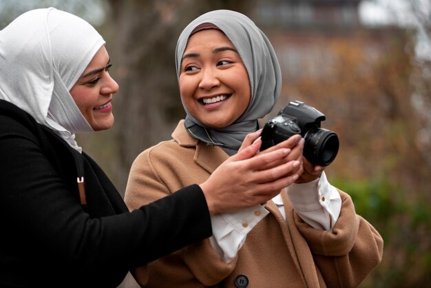 Mulheres vestindo hijab e se divertindo