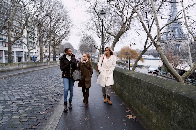 Foto grátis mulheres viajando em paris