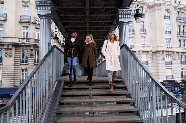 Foto grátis mulheres viajando em paris