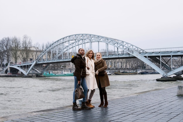 Foto grátis mulheres viajando em paris