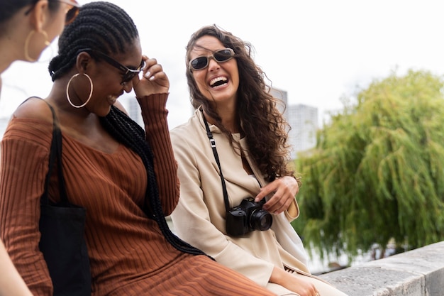 Foto grátis mulheres viajando juntas em paris