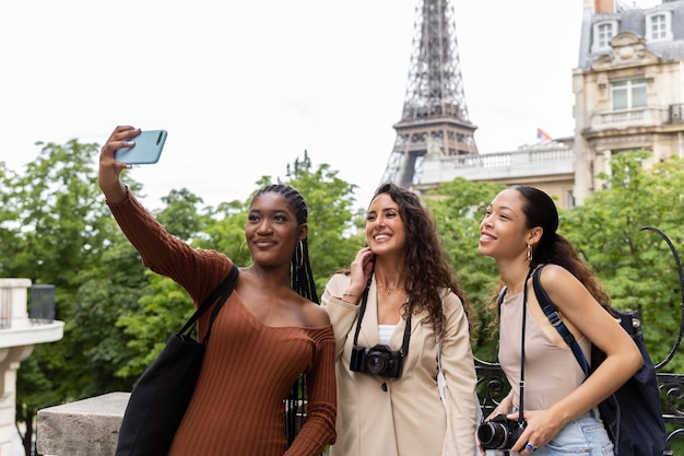 Foto grátis mulheres viajando juntas na frança