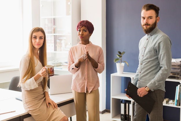 Multiracial pessoas no escritório