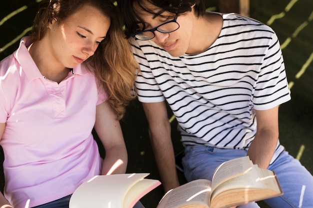 Multirraciais amigos com livro escrevendo no bloco de notas