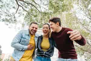 Foto grátis multirraciais amigos em roupas casuais rindo