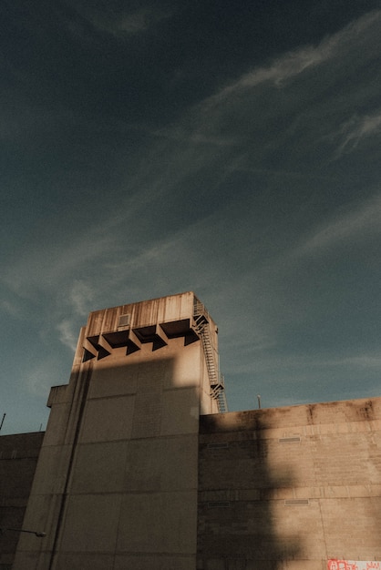 Foto grátis muro alto com uma torre com um céu escuro