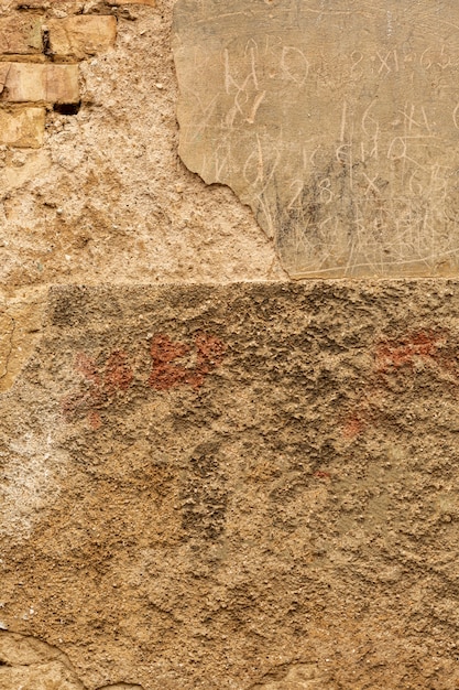 Muro de concreto com tijolos e superfície desgastada