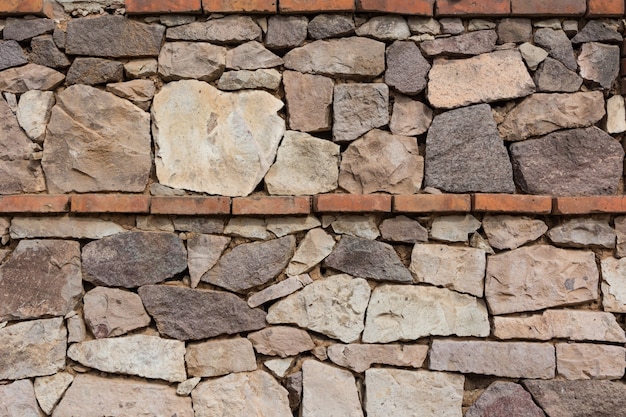 Muro feito de pedras e tijolos