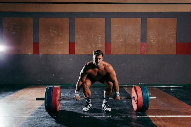 Foto grátis musculação com homem na academia