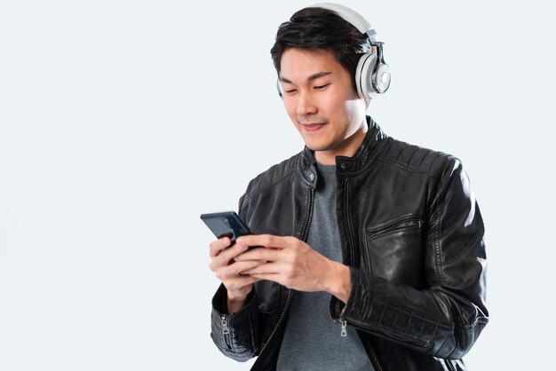 Música aplicativo móvel smartphone conceito de tecnologiafelicidade asiático casual homem maduro usar fone de ouvido música tocando gesto com a mão segure o aplicativo de lista de reprodução do smartphone com alegre e alegre