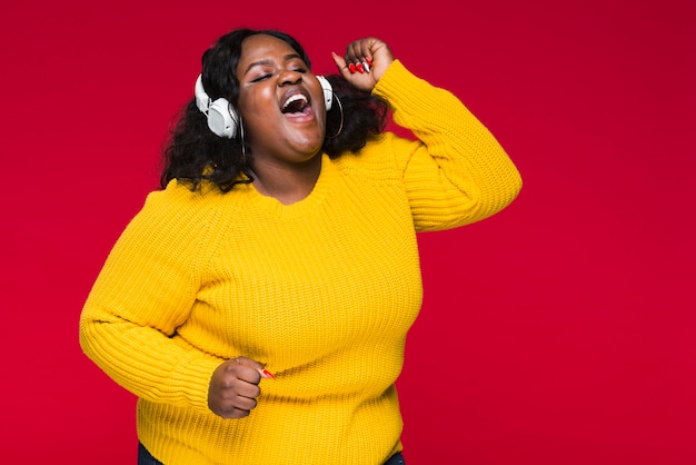 Foto grátis música de alto ângulo mulher