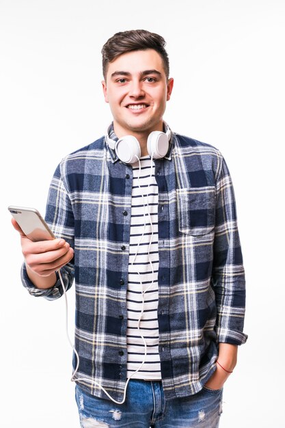 Música de estudante de cabelos pretos usando seu novo celular