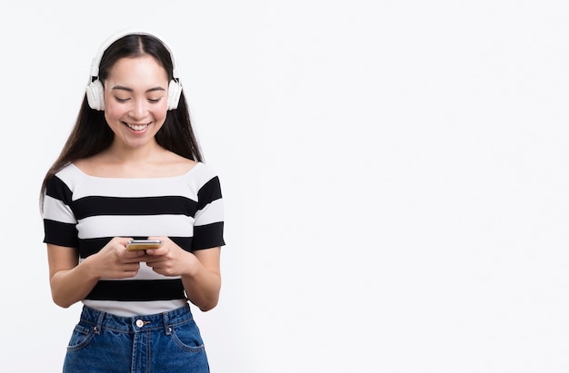 Foto grátis música jovem feminina