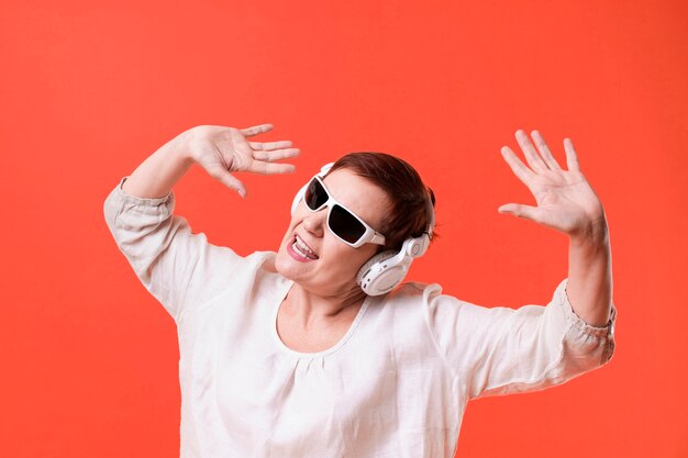 Foto grátis música mulher em fundo vermelho