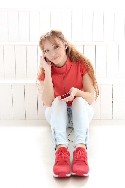 Foto grátis música mulher feliz com fones de ouvido