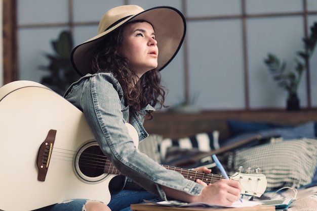 Foto grátis músico com guitarra em casa