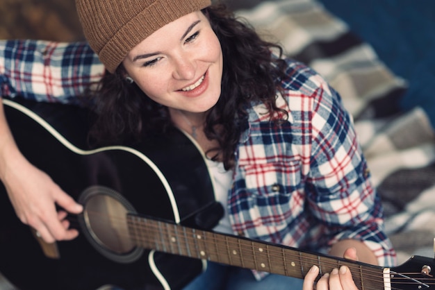 Foto grátis músico com guitarra