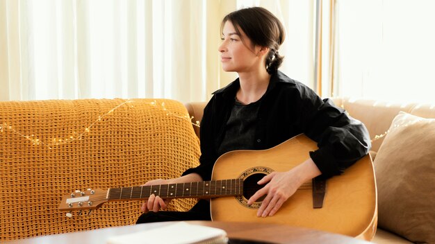 Foto grátis músico criativo praticando dentro de casa