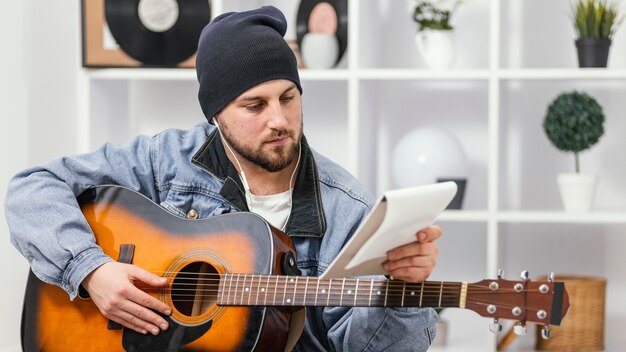 Músico de tiro médio segurando um caderno