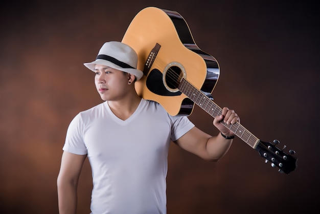 Músico jovem asiático com violão