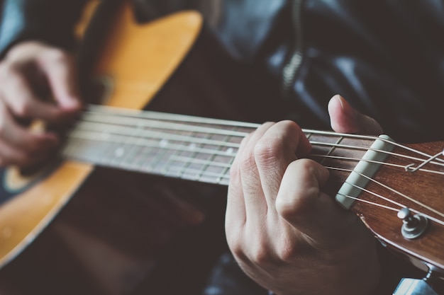 Músico que joga a guitarra