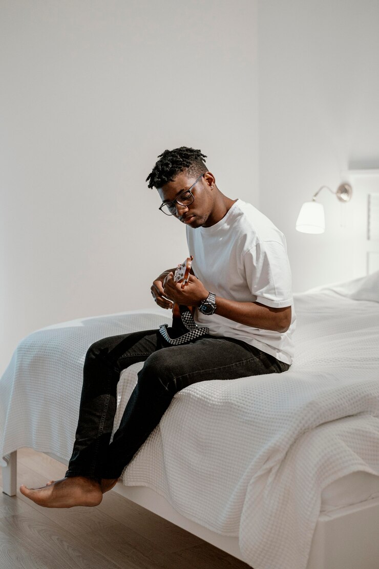 Foto grátis músico tocando guitarra elétrica na cama