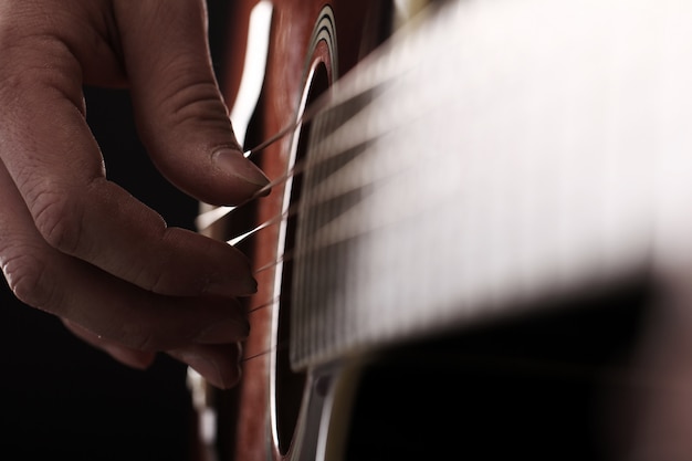 Músico tocando guitarra