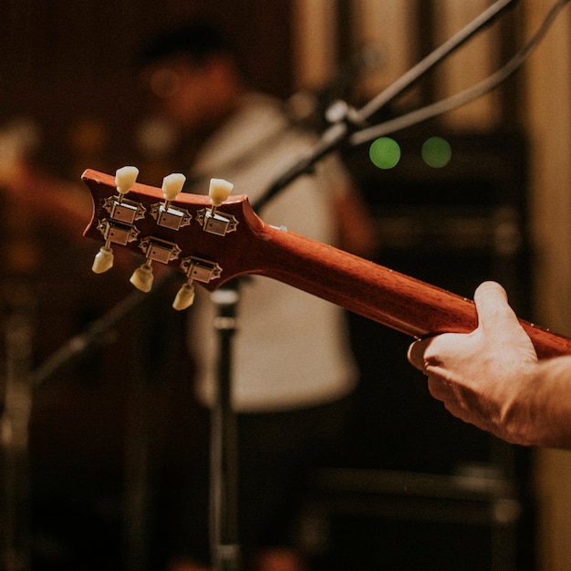 Foto grátis músico tocando violão, fundo de fotografia estética