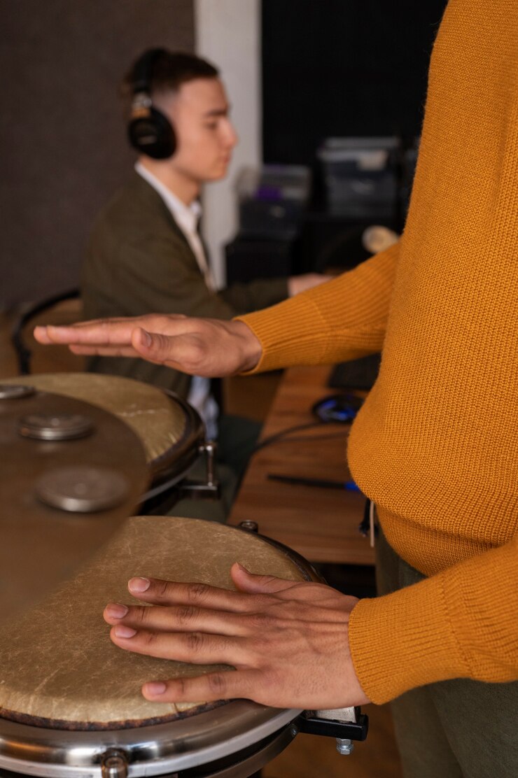 Foto grátis músicos de alto ângulo trabalhando em estúdio