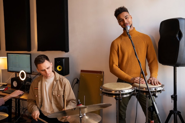 Músicos de tiro médio trabalhando em estúdio