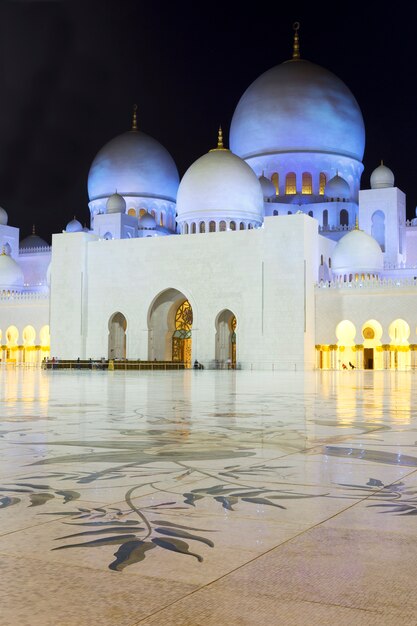 Na famosa Mesquita Sheikh Zayed de Abu Dhabi à noite, Emirados Árabes Unidos.
