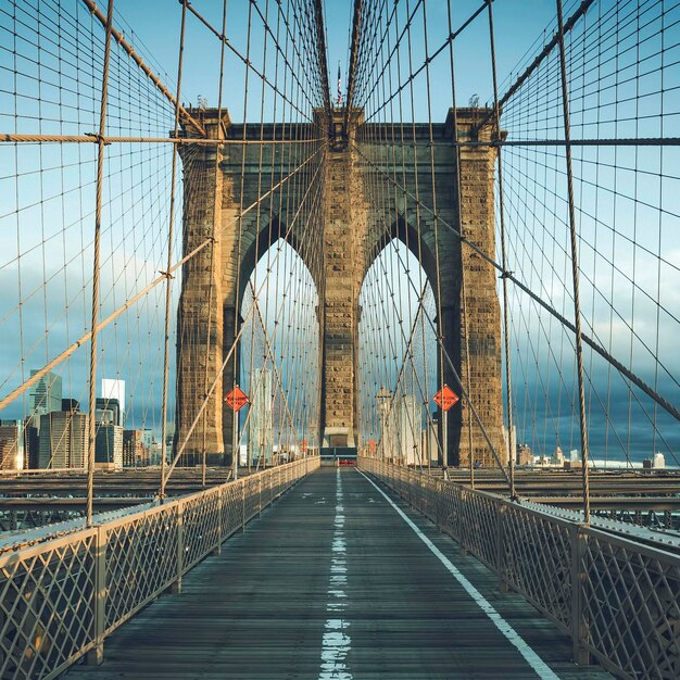 Na famosa Ponte do Brooklyn pela manhã