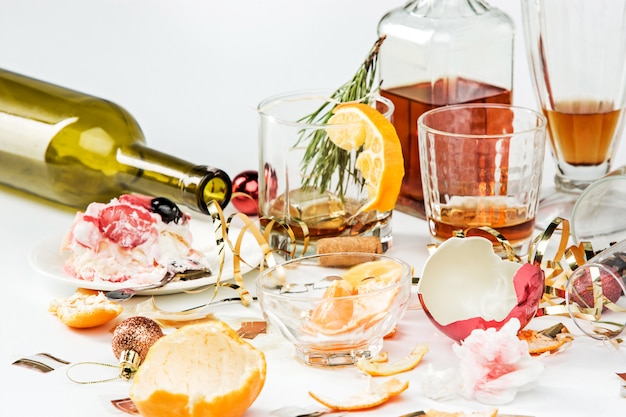 Foto grátis na manhã seguinte ao dia de natal, mesa com álcool e sobras