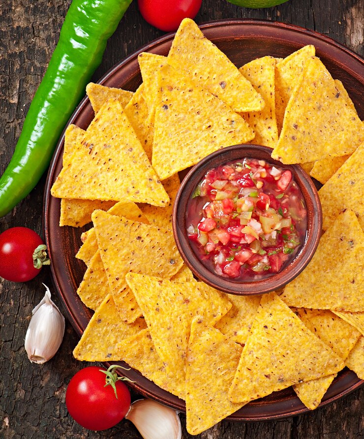 Foto grátis nacho mexicano chips e molho de salsa na tigela